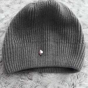 kate spade gray ribbed knit beanie with spade emblem